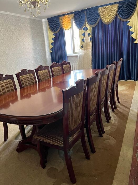 Продаются стол со стульями и сервант.