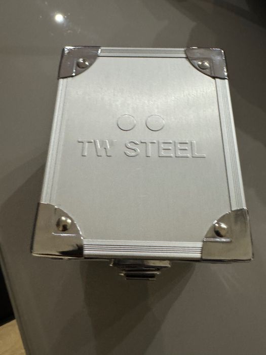 Часовник TW STEEL