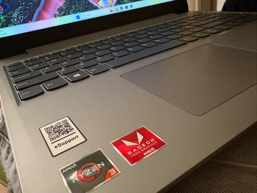 vând laptop Lenovo
