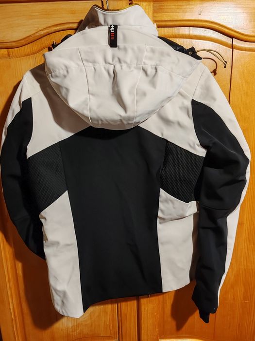 Маркова ски  екипировка.Нова,красива стилна.