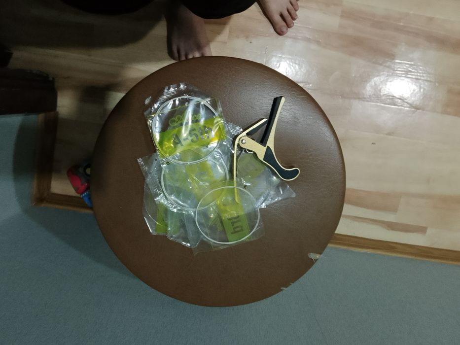 В подарок гитара Велосипед в хорошем состоянии