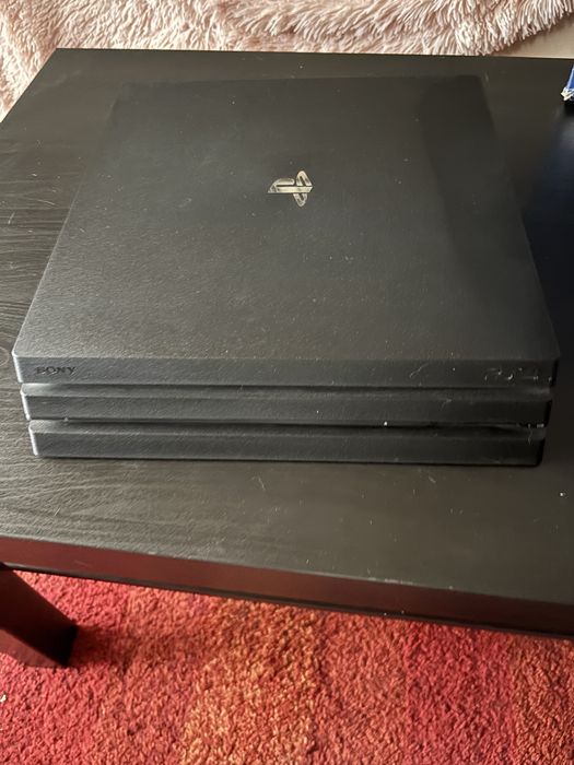 PS4 Pro 1TB + controller + 6 jocuri + box