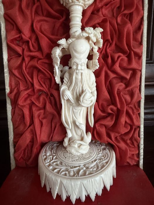 Statuetă sculptată in os.
