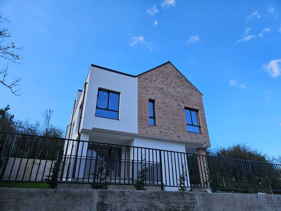 Casa de vanzare, 4 dormitoare, cu terasa rooftop