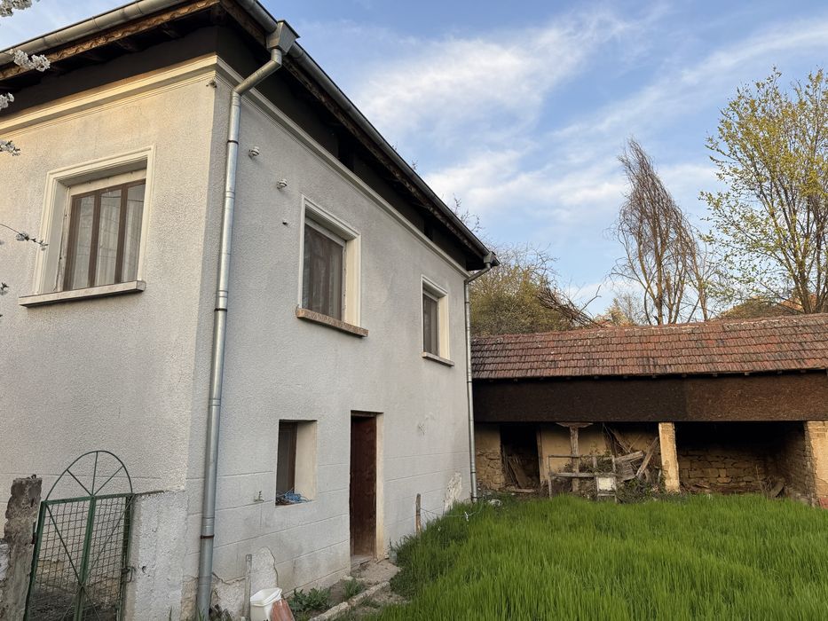 Къща на два етажа в село