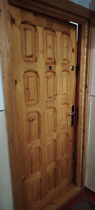 Vând ușa lemn apartament