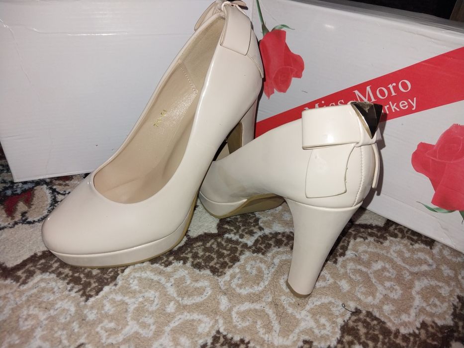 Tufli deyarli yangi.