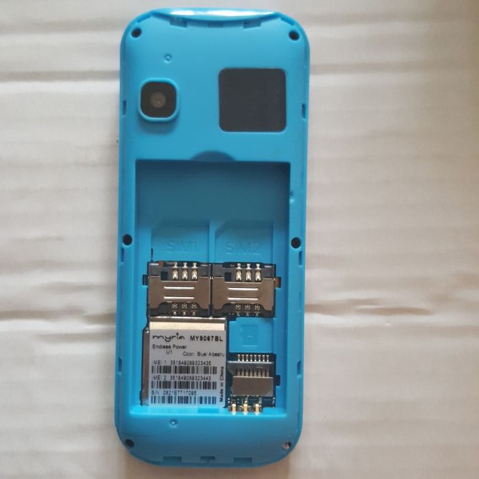 Telefon mobil, cu butoane. Clasa 2G. DUAL-SIM. Înregistrează Radio FM!