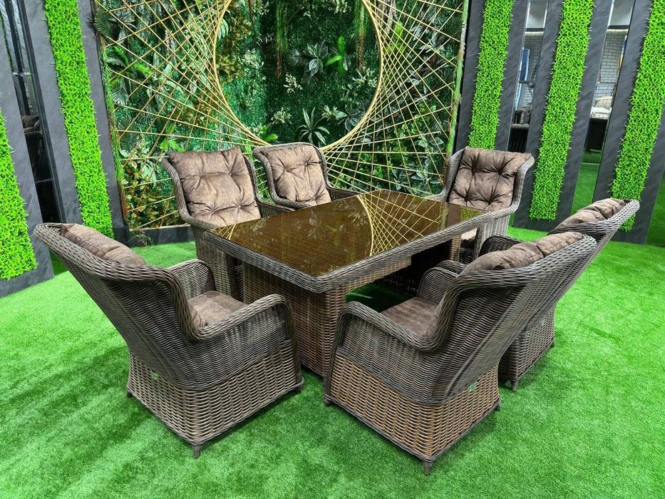 Плетеная и пластиковые.  Rotan To'qilgan stol stul