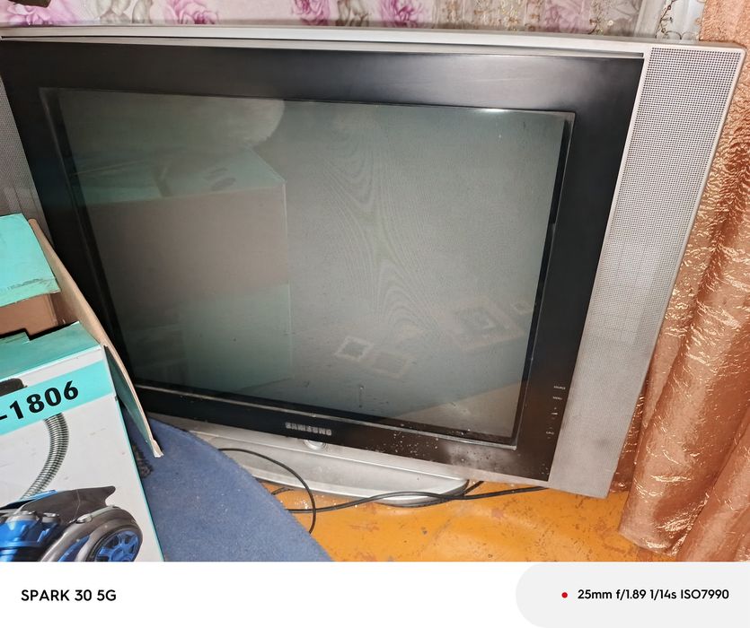 Продам телевизор на запчасти