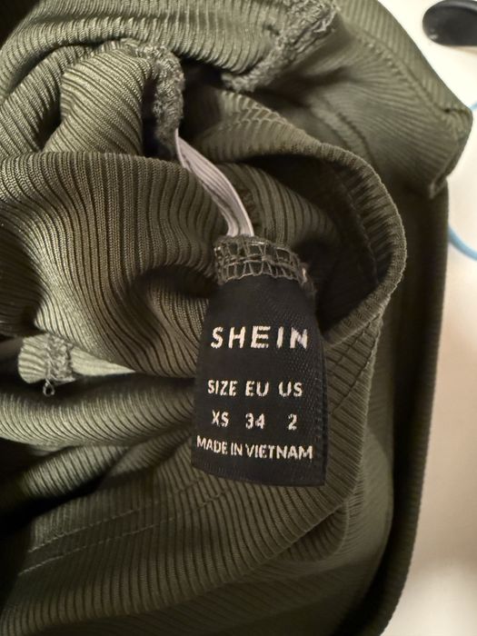 Зелен потник с вградени подплънки