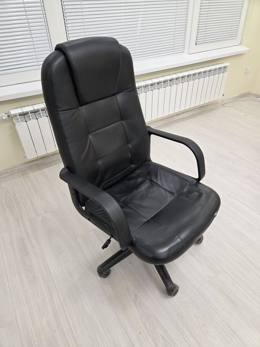 Продавам офис стол