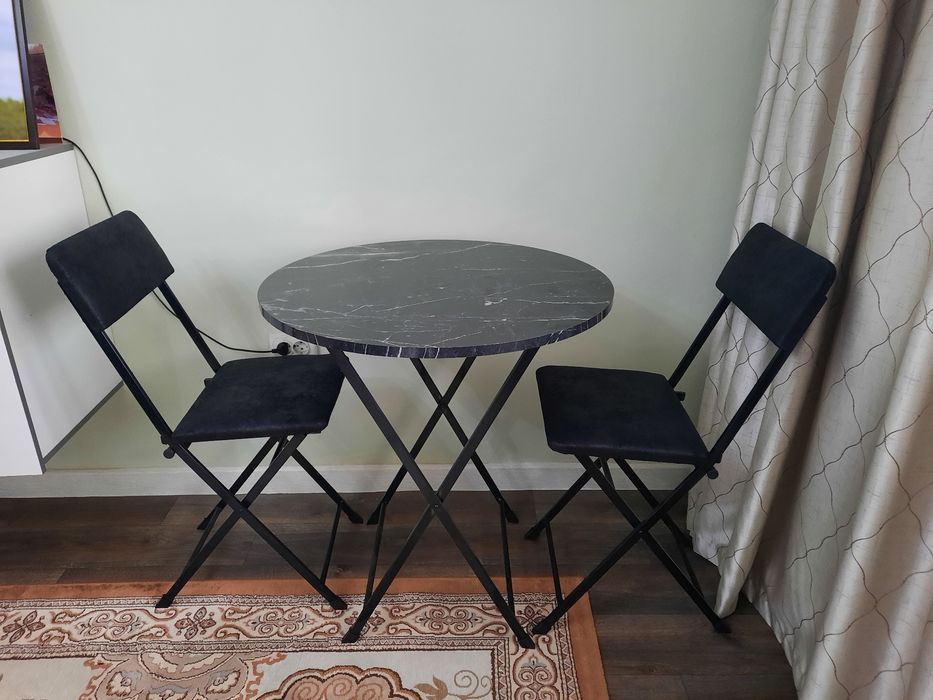 Продается комплект стол с двумя стулями