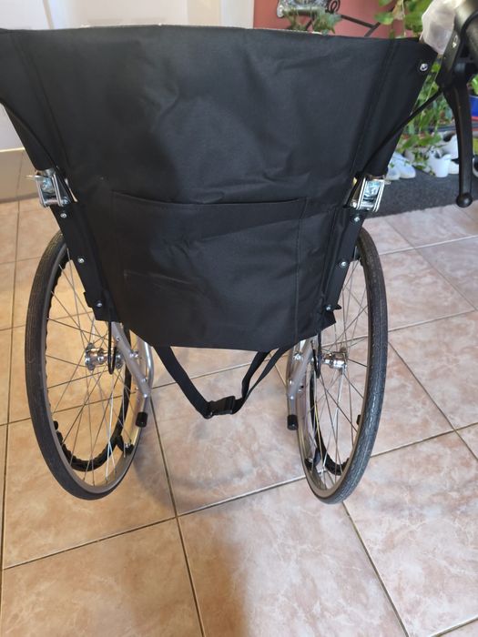 Vand carucior  pt persoane cu handicap