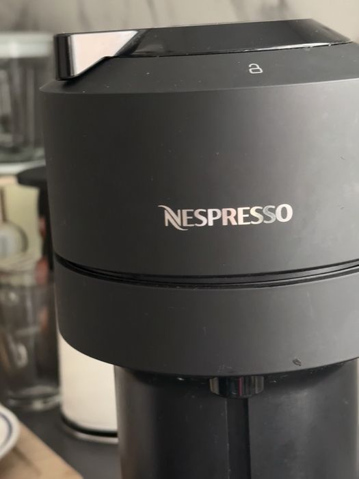 Aparat de cafea Nespresso Vertuo + capsule cadou