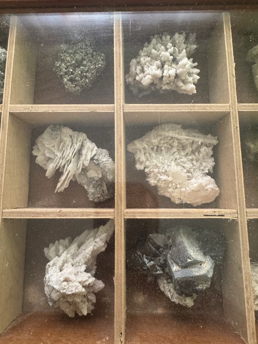 Колекционерска минерална колекция – кварц, калцит, пирит (витрина)