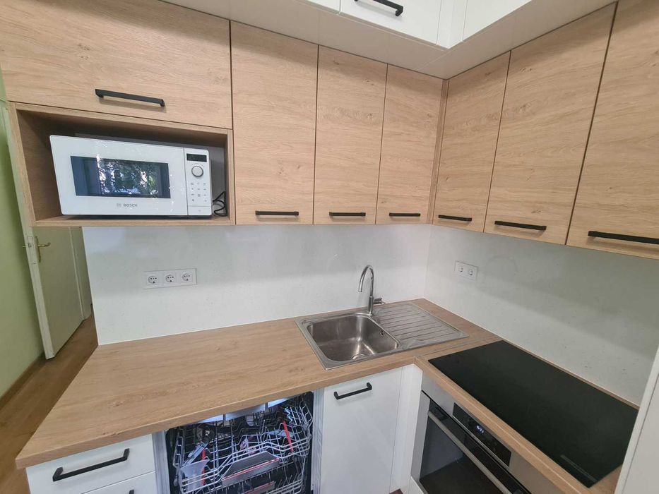 Дава се под наем Тристаен апартамент в София, Център - 100 кв.м за 947.58 € - Снимка #1