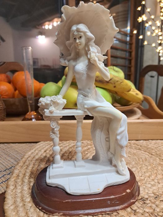 Статуетка от полирезин.