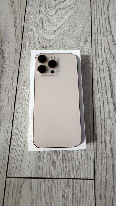 Vand iPhone 16 Pro Max desert titanium.