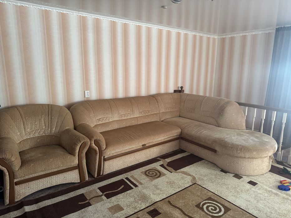 Продам угловой диван с креслом