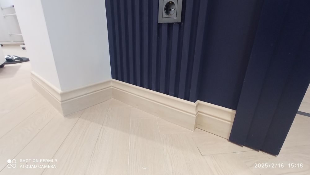 Установка МДФ плинтуса.