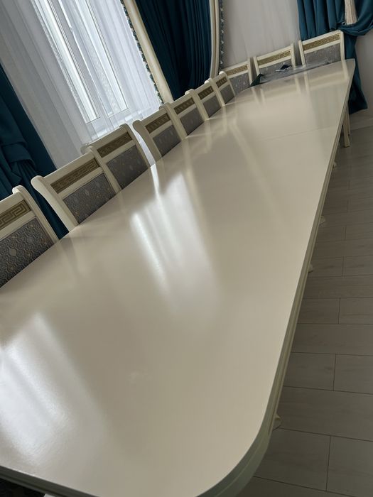 Обеденный стол для гостинной