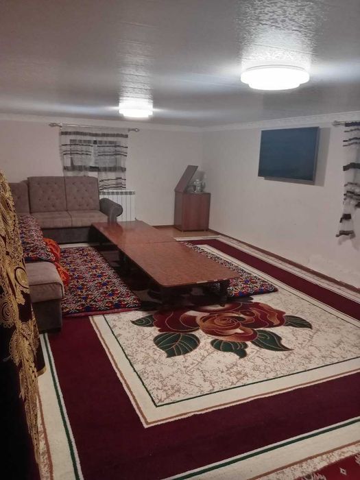 Срочна ховли сотилади.