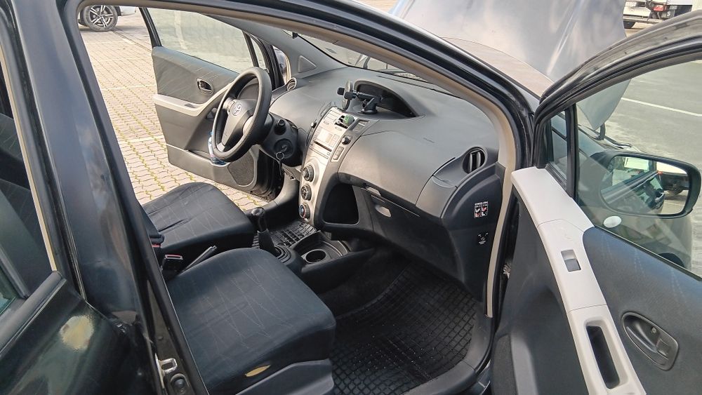 Тоюта ярис 2006 год бензин 1.0