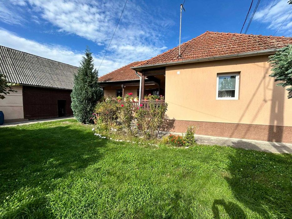 Casa cu curte si gradina, 1100 m2, pozitie centrala, Ciceu Giurgesti