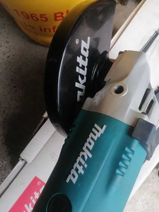 Polizor unghiular Makita GA9020, o unealtă profesională robustă, nou