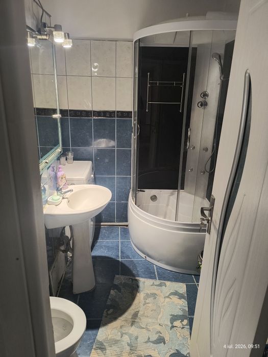Închiriez apartament 2 camere decomandat Bulevardul București, complet utilat și mobilat.