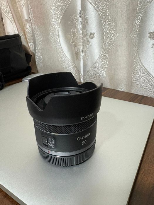 obiectiv Canon RF 50mm f/1.8 STM+ Parasolar
