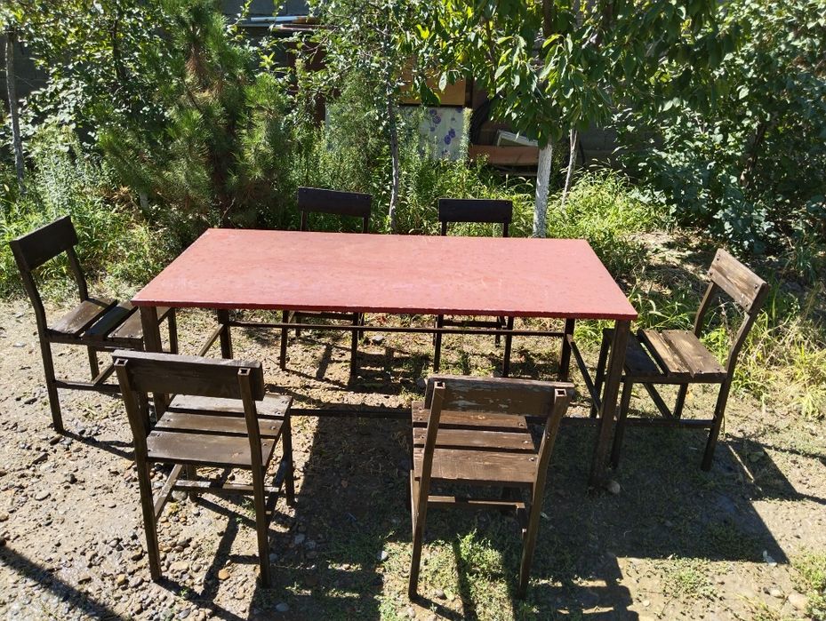 Железные стулья со столами