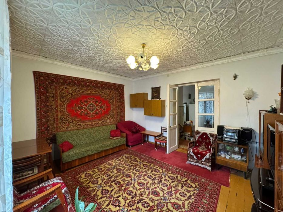 Продается  3-  комн квартира по адресу Царева  19