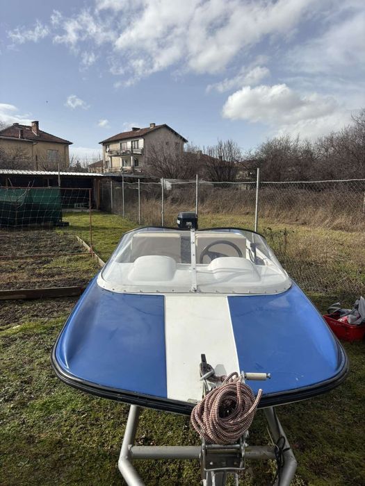 Лодка тримаран с двигател Евинруд и к