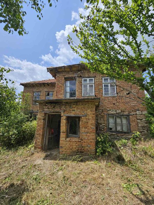 Къща с двор в Приселци на 6 км. От Обзор