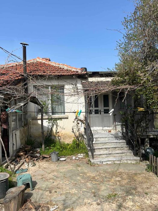 ПРОДАВА СЕ: Голям имот с къща, две допълнителни сгради и 1.7 дка земя в с. Разбойна