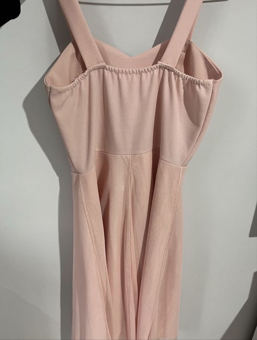 Розова рокля.