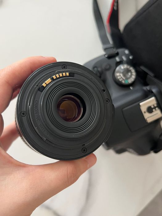 Фотоапарат Canon EOS 2000D (като нов)