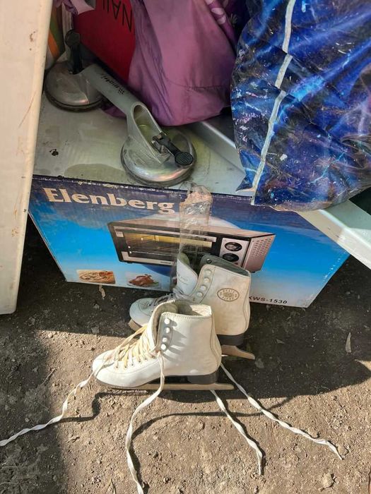 Продам коньки  белые