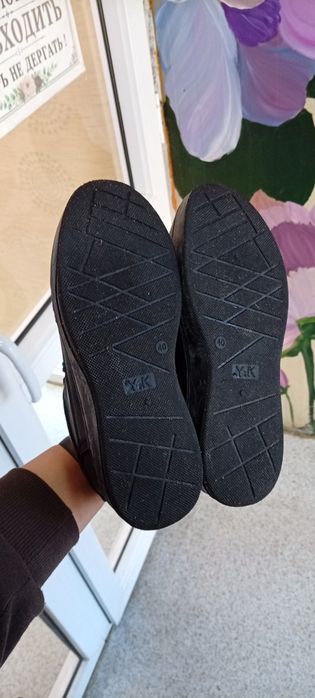 Продам кроссовки новые
