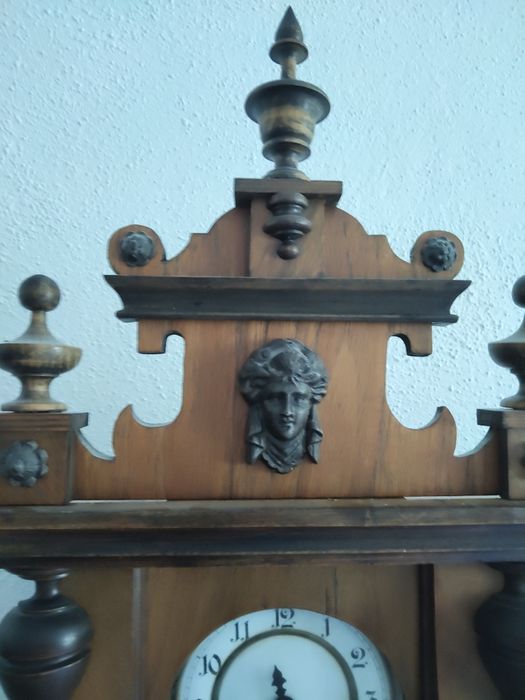 Стенен часовник работи перфектно