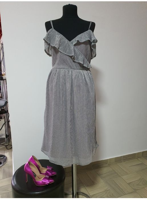 Rochie argintie cu volane in zona bustului, material natural