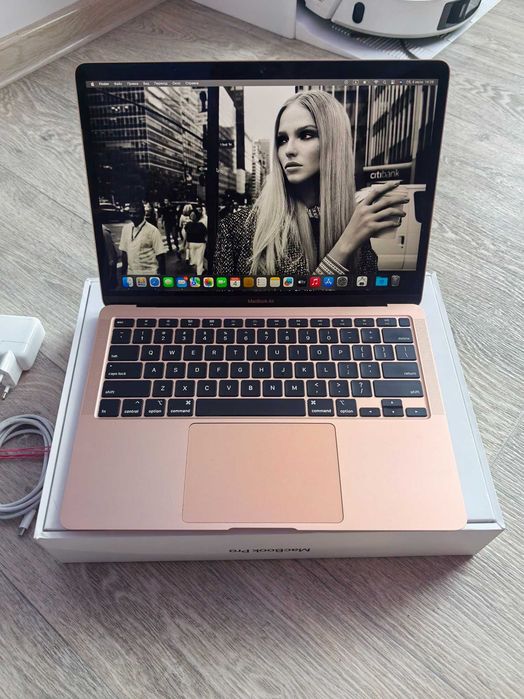 продам Macbook Air 2020 8/500Gb (экран менялся)