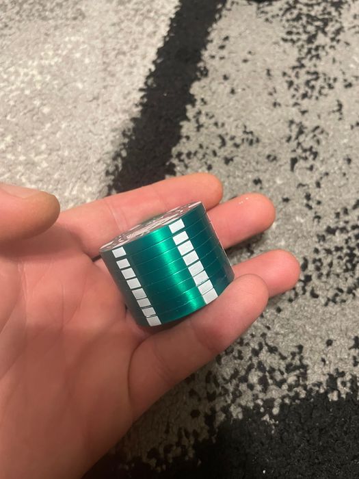 Гриндери пазлични цветове нов