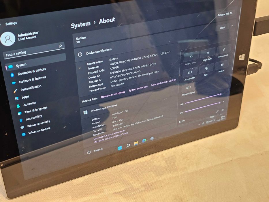 Tabletă 2-în-1 Microsoft Surface 3, Procesor Intel Atom x7-Z8700, 4GB RAM, 64GB Stocare Ecran 10.8" Touchscreen (Fisurat), Windows 11 Pro, Functională