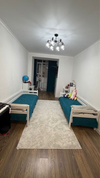 Продам кровати столы и стулья с детской комнаты