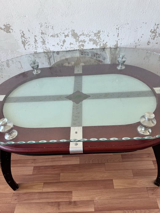 Кухонный стол из стекла