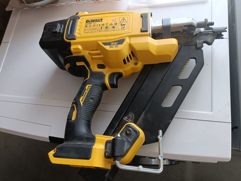 Pistol cuie 33° DeWalt DCN930