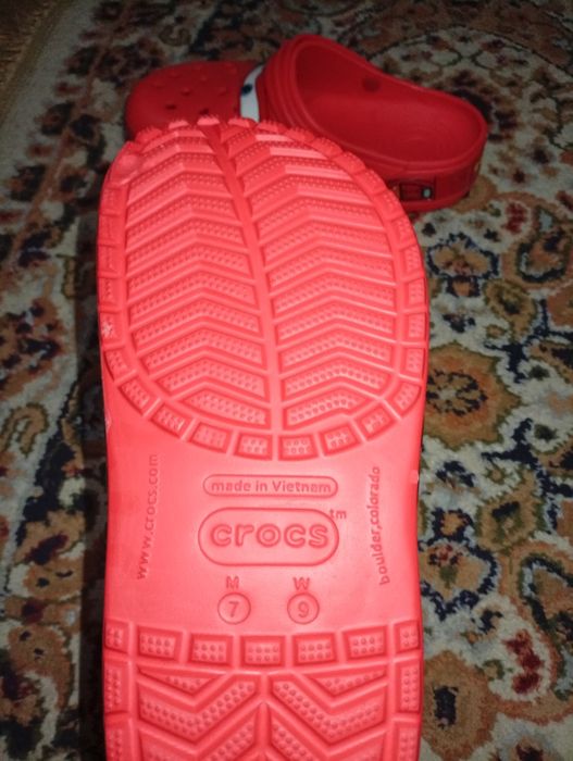 Crocs de culoare roșie